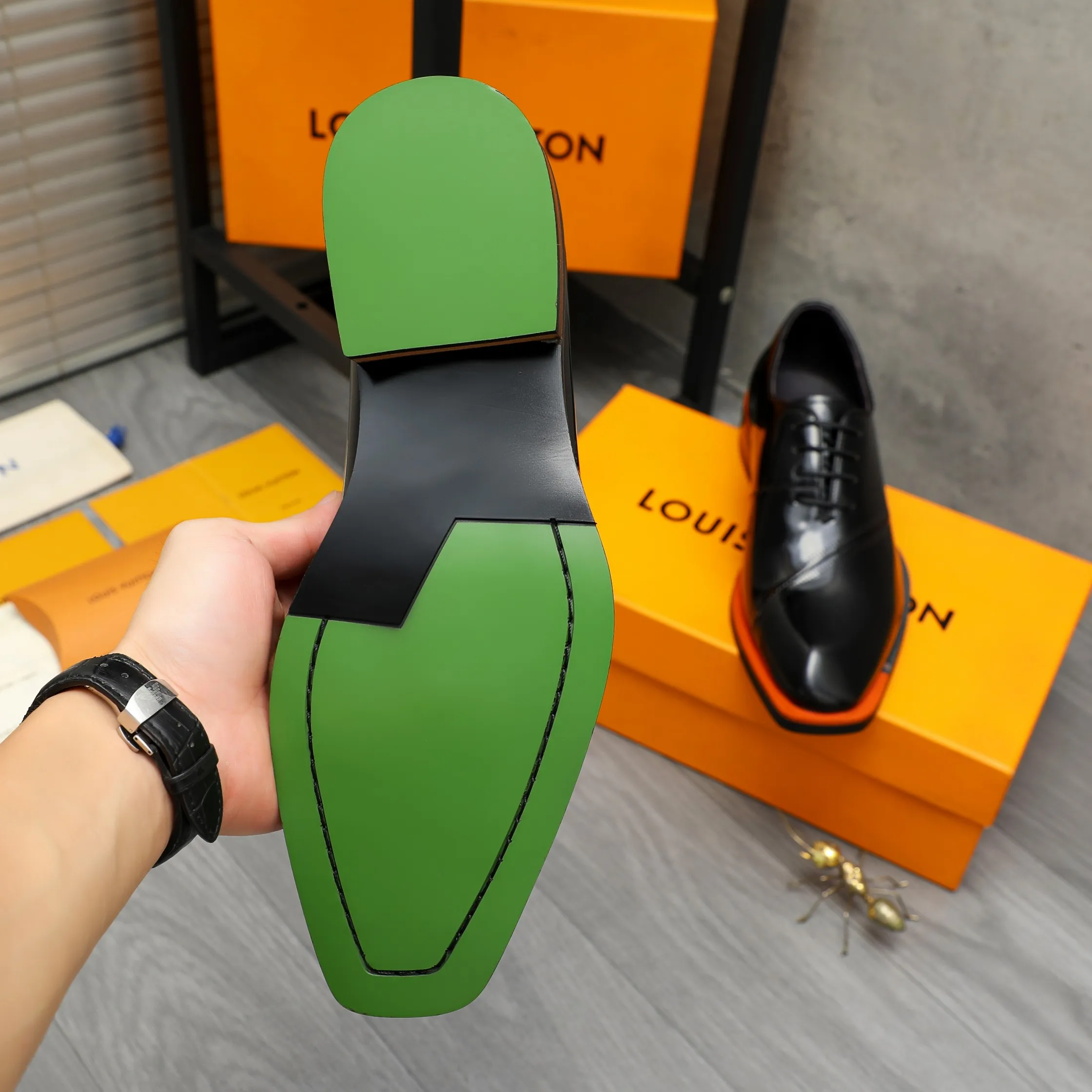 Men's shoes 💰580 Product trademark: LV "Louis Vuitton" business lace-up formal leather shoes Regular size: 37-46 Product materials: Selected pearlescent cowhide upper, pigskin lining, rubber outsole